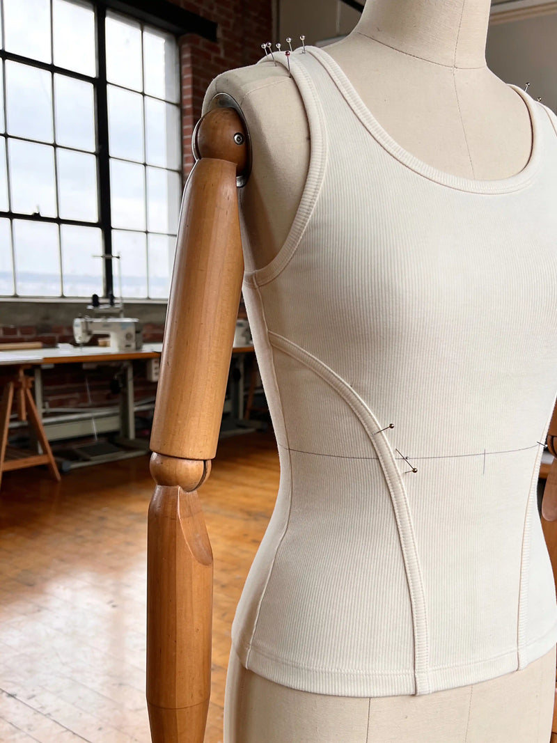 Débardeur beige IDEON sur mannequin de couture dans un atelier