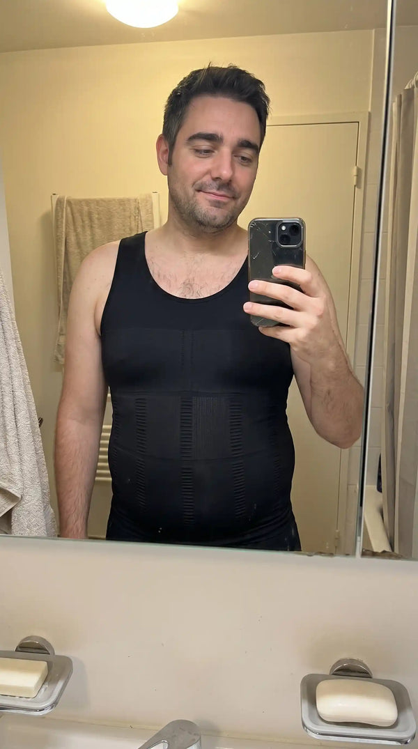 Débardeur transparent noir IDEON porté avec une chemise par-dessus
